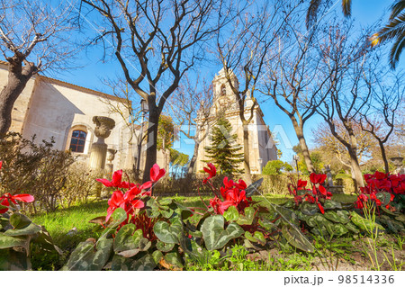 Walking around the old streets of baroque town Ragusa Ibla. 98514336