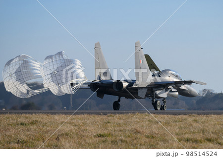 インド空軍スホーイSu-30MKI着陸 98514524