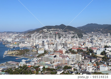 高台から眺める快晴の長崎市街地　長崎市中心部の街並み 98514818