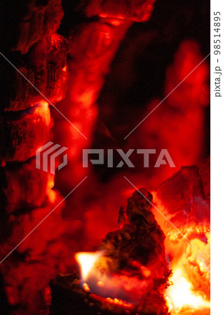篝火（かがりび）のクローズアップ 98514895