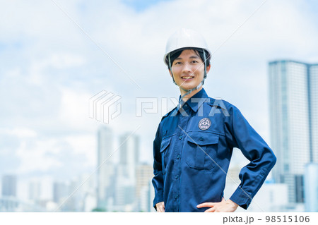 港湾警備をする若いガードマン 港湾警備をする若いガードマン 98515106