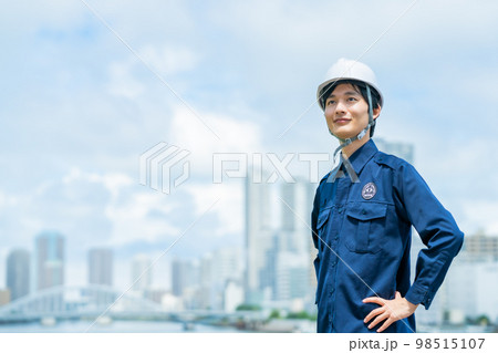 港湾警備をする若いガードマン 港湾警備をする若いガードマン 98515107