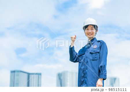 港湾警備をするガッツポーズのガードマン 98515111