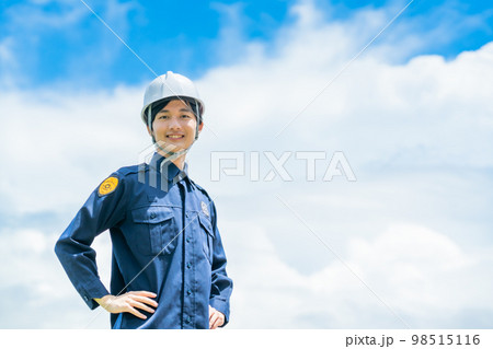 港湾警備をする若いガードマン 98515116