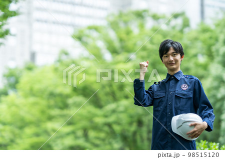 公園警備をする若いガードマン 98515120