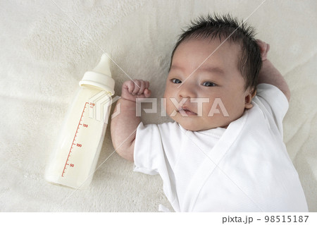 起きている赤ちゃんとほ乳瓶（0歳1か月、日本人、男の子） 98515187