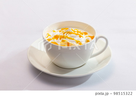 白バック　スタジオで撮影したシンプルなキャラメルマキアートの素材画像 98515322