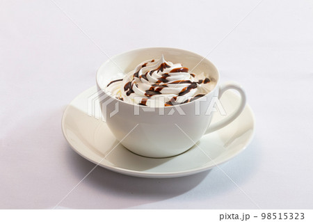 白バック　スタジオで撮影したシンプルなカフェモカの素材画像 98515323