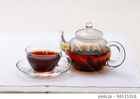 ガラスのティーポットの紅茶　白バックシンプルなスタジオ撮影の素材画像 98515328