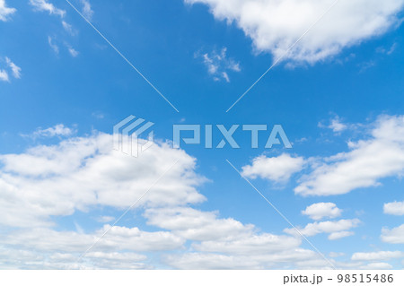 空、雲、積雲、あおぞら、大空、ソラ、そら、高積雲、コピースペース、自然風景素材、日光、合成用写真 98515486