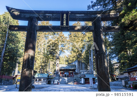 冬晴れの日光東照宮　参道と鳥居　栃木県日光市 98515591