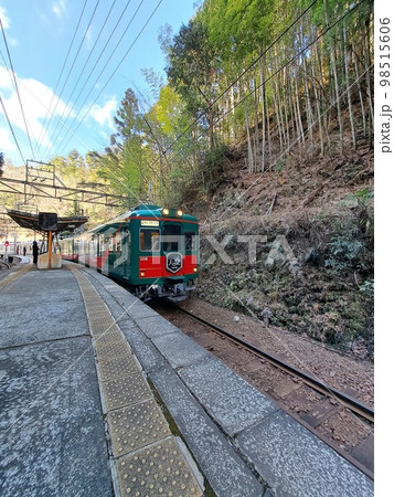 緑と赤を基調にした南海電鉄観光列車天空 緑と赤を基調にした南海電鉄観光列車天空 98515606