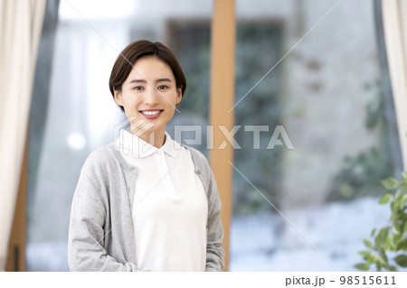 若い女性介護士 98515611