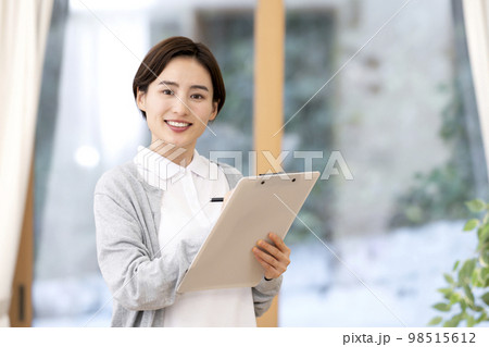 若い女性介護士 98515612
