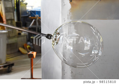 薩摩切子ガラス工場の吹きガラスの成型 薩摩切子ガラス工場の吹きガラスの成型 98515810