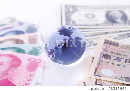 地球儀と世界の主要通貨 地球儀と世界の主要通貨 98515943