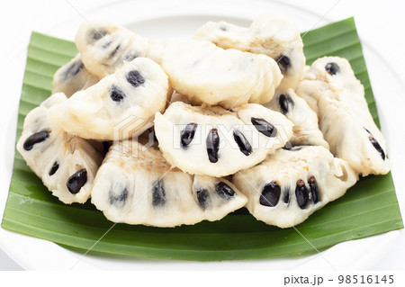 Custard apple on banana leaf in white plate 98516145