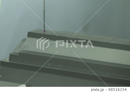 The  CMM machine measuring the graphite electrode parts . 98516154