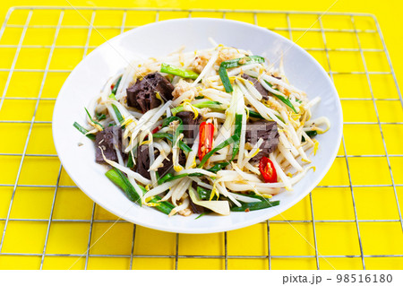Stir fried chicken blood jelly with bean sprouts 98516180