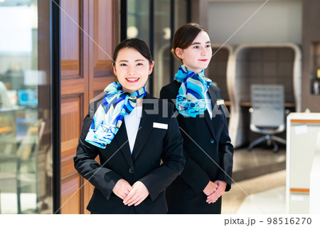 受付の若い女性　撮影協力：WEEK芝大門（サンフロンティア不動産） 98516270