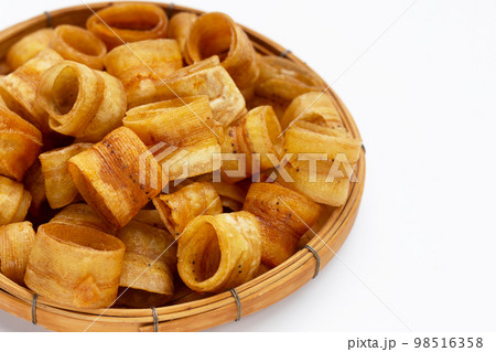 Crispy banana chip rolls. Fruit snack Crispy banana chip rolls. Fruit snack 98516358