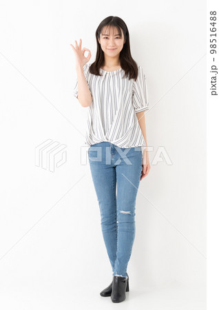 OKサインをする女性 OKサインをする女性 98516488