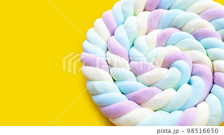 Round and twisted colorful marshmallow lollipop 98516650