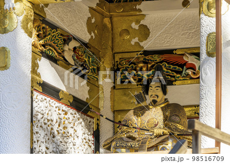 冬晴れの日光東照宮　陽明門　随身像（左）　栃木県日光市 98516709