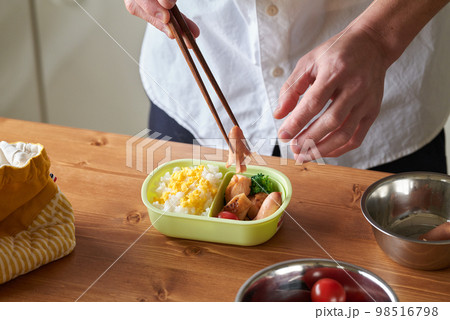 子供の弁当を作る男性 子供の弁当を作る男性 98516798