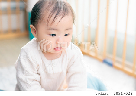 ママのお腹の上に登る赤ちゃん 98517028