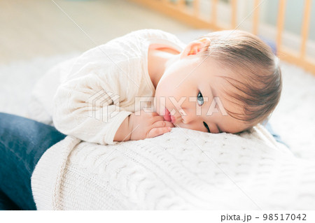 親子のふれあい　見つめる赤ちゃん 98517042