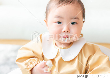 離乳食を手づかみ食べするカミカミ期の赤ちゃん 98517059