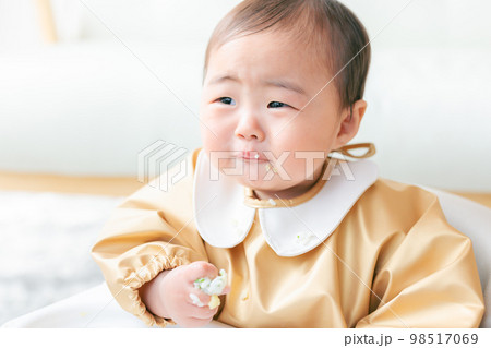 食事中の赤ちゃんの表情 食事中の赤ちゃんの表情 98517069