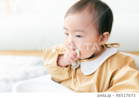 離乳食を手づかみ食べするカミカミ期の赤ちゃん 離乳食を手づかみ食べするカミカミ期の赤ちゃん 98517073
