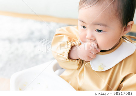 離乳食を手づかみ食べするカミカミ期の赤ちゃん 98517083