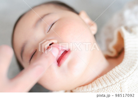 上の前歯が生え始めた赤ちゃん　こんにち歯　生後9ヶ月 98517092