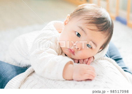 親子のふれあい 見つめる赤ちゃん 親子のふれあい 見つめる赤ちゃん 98517098