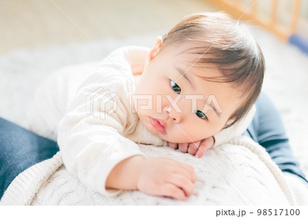 親子のふれあい 見つめる赤ちゃん 親子のふれあい 見つめる赤ちゃん 98517100