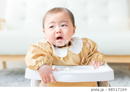 食事中泣く赤ちゃん 食事中泣く赤ちゃん 98517104