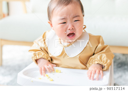 食事中泣く赤ちゃん 98517114