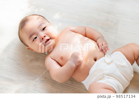 ねんね期の赤ちゃん 98517134