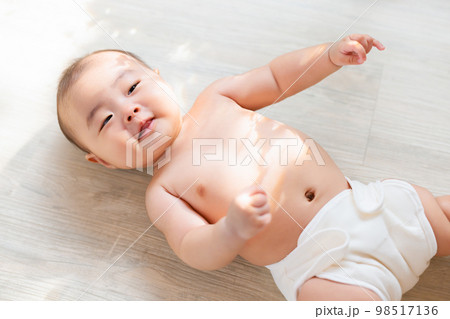 ねんね期の赤ちゃん 98517136