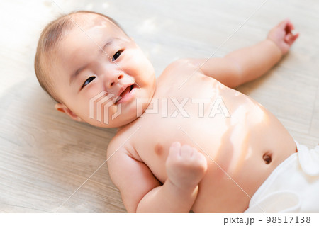 ねんね期の笑顔の赤ちゃん 98517138