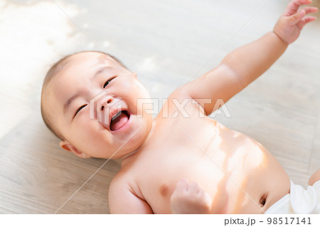 嬉しくて手足をバタバタさせる赤ちゃん　ジェネラルムーブメント 98517141