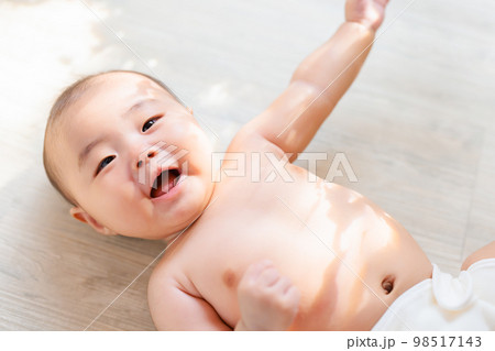 嬉しくて手足をバタバタさせる赤ちゃん ジェネラルムーブメント 嬉しくて手足をバタバタさせる赤ちゃん ジェネラルムーブメント 98517143