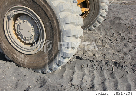 タイヤ/砂地を走る溝の深いタイヤ 98517203