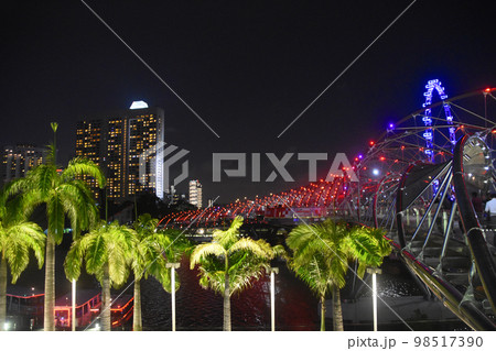 輝くヘリックスブリッジから見たシンガポールの夜景 輝くヘリックスブリッジから見たシンガポールの夜景 98517390