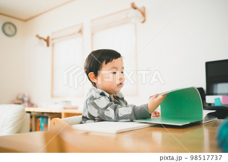 3 years old 3 years old 98517737