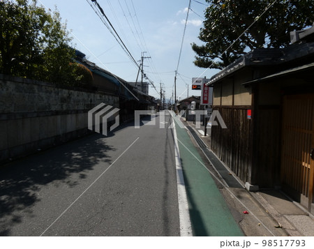 快晴の空と一条通りの真直ぐな道 98517793