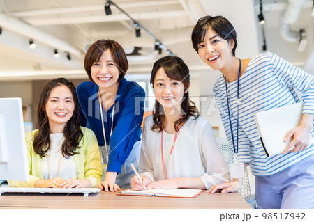 オフィスの若いビジネスウーマン 撮影協力:WEEK芝大門(サンフロンティア不動産) オフィスの若いビジネスウーマン 撮影協力:WEEK芝大門(サンフロンティア不動産) 98517942